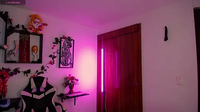 QueenRose94's cam snapshot