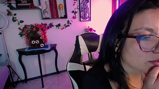 QueenRose94's cam snapshot