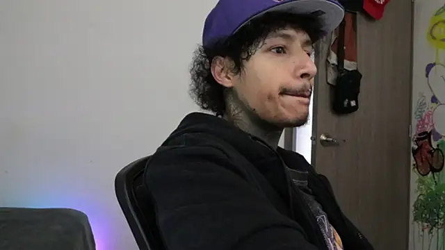 trieone live sex cam