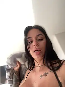 LaraHenao live sex cam
