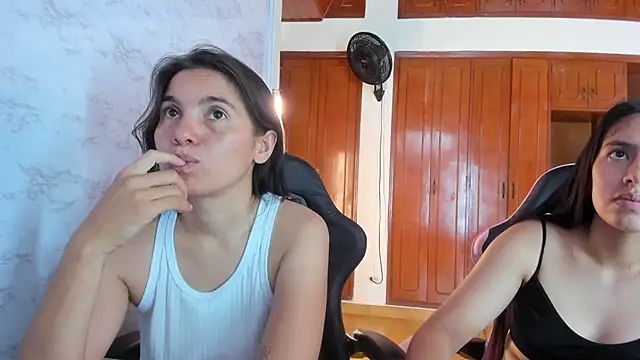 Emily_and_Soffy's cam snapshot