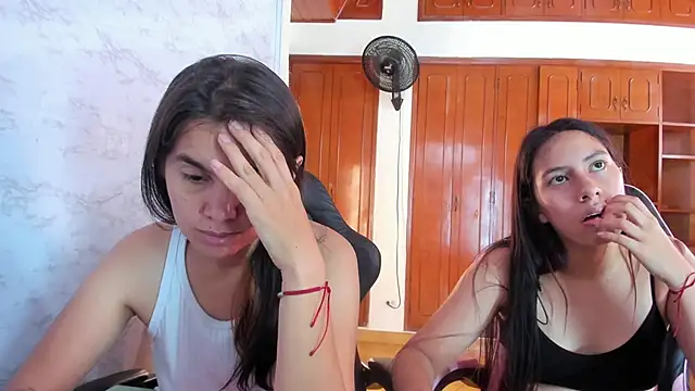 Emily_and_Soffy's cam snapshot