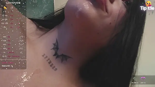 ViolettaHotLatin_'s cam snapshot