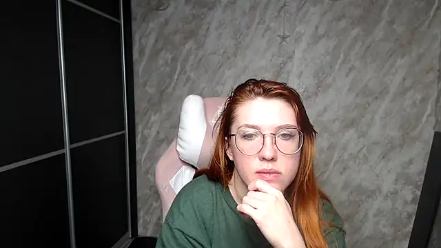 Reginasmilee live sex cam