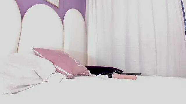 luna_bradley_'s cam snapshot