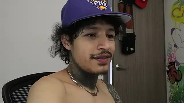 trieone live sex cam