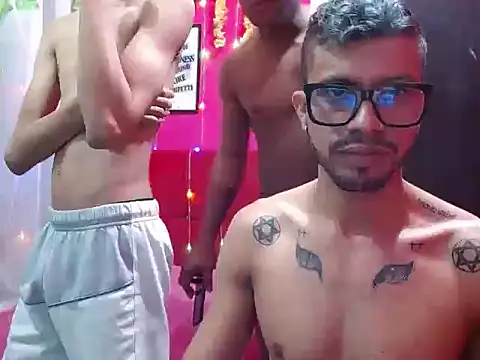 LATINS_HUGECOCK's cam snapshot