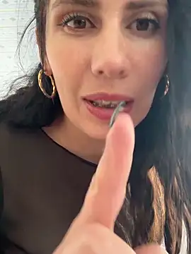 Alysson-- live sex cam