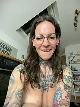 BrownieyQueen live sex cam