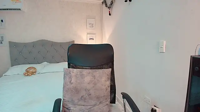 emmalove_doll's cam snapshot