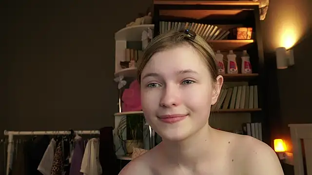 LynHillaire live sex cam