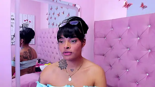 EmmaEbony_'s cam snapshot