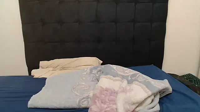 CaramelBootty live sex cam