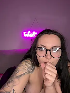 InkedCurly_L live sex cam