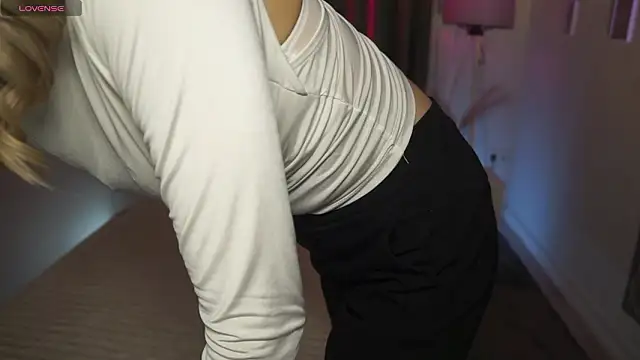 LilaaBlossom live sex cam