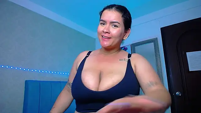 kriss_sweetboobs10's cam snapshot