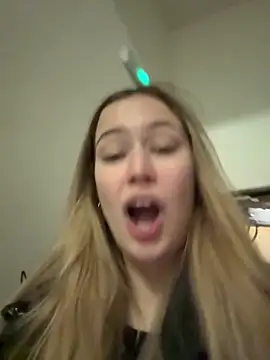 blonde_exe's cam snapshot