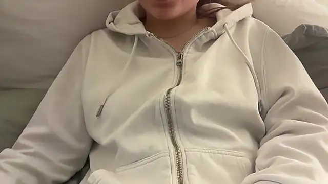 Lucyschickt live sex cam