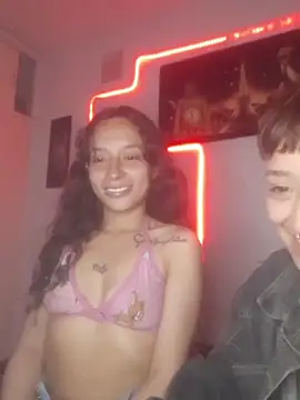 AlexxaAndRileyy live sex cam