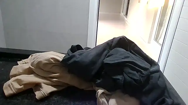 JUNINHOLEKEJR live sex cam