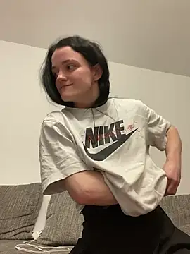 LeonieClaire live sex cam