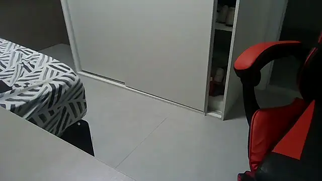 JUNINHOLEKEJR live sex cam