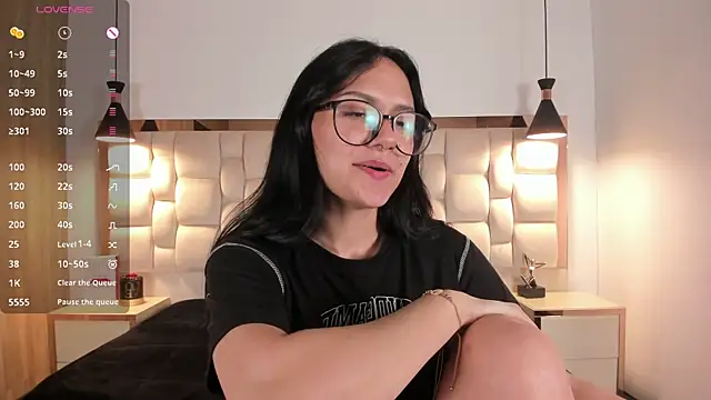 NiccolleHall's cam snapshot