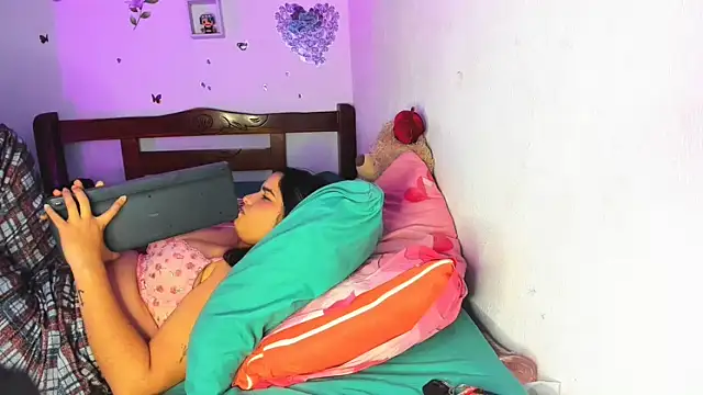 Babyhoney18 live sex cam