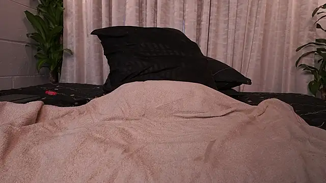 agatha_collins_'s cam snapshot