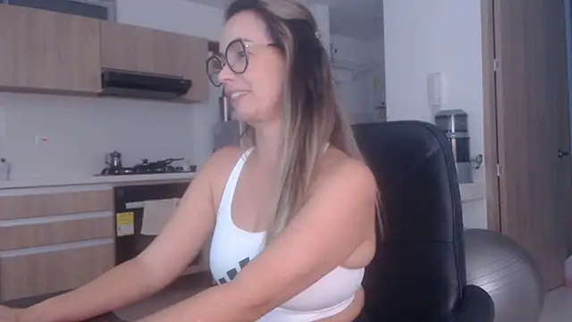 LovePaula's cam snapshot