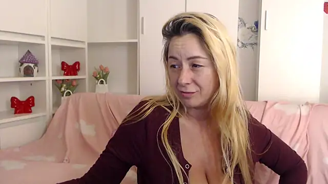 _karolynesyera_'s cam snapshot