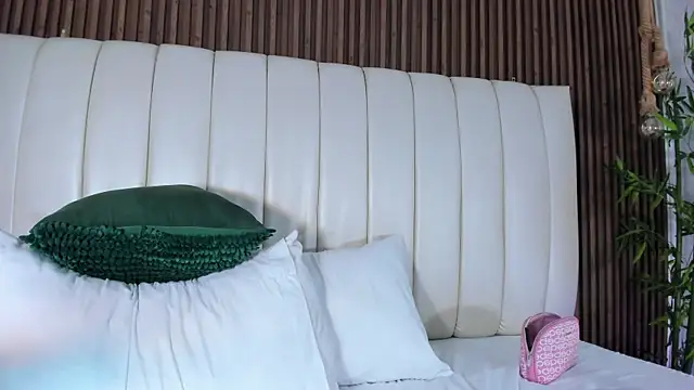 Elyn_Leones's cam snapshot