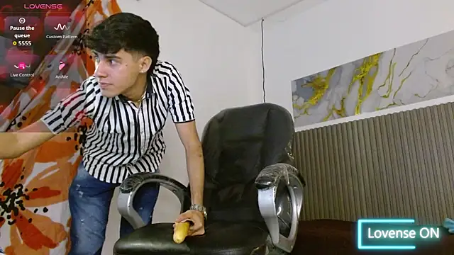 Dyla_n18 live sex cam