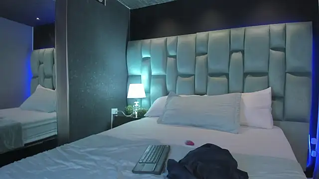 Larabrooks live sex cam