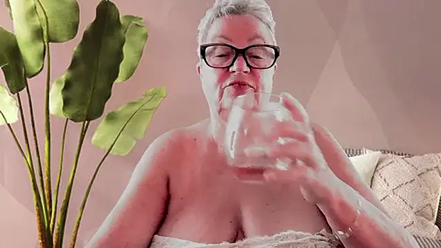 Mystery-Grandmother's cam snapshot