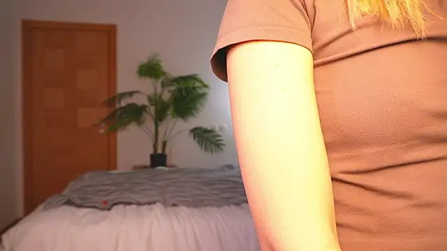 NaomiRosy's cam snapshot