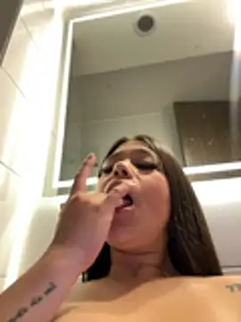 Alyshanon18's cam snapshot