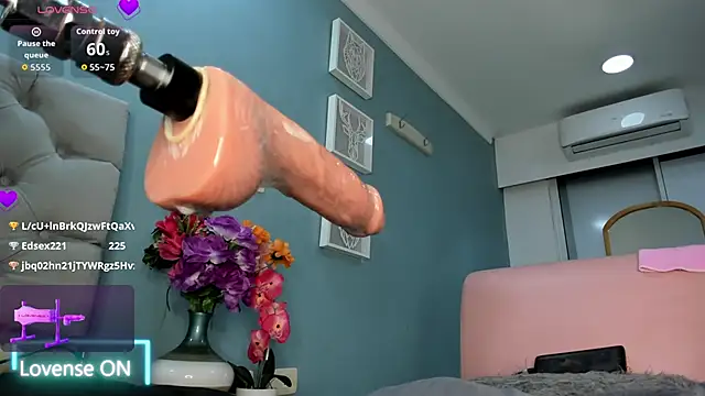 Luna_Raay's cam snapshot