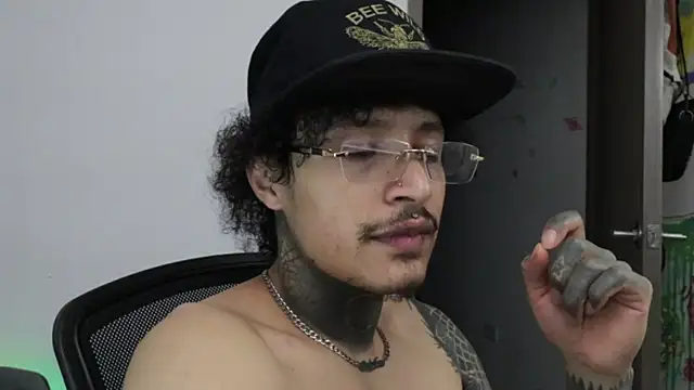 trieone live sex cam