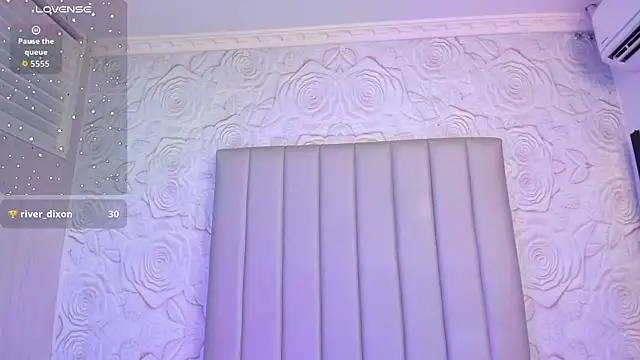 Lya_dubois_'s cam snapshot