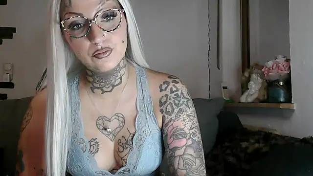 RoxxyInk's cam snapshot