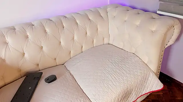 Lara_reynolds_'s cam snapshot