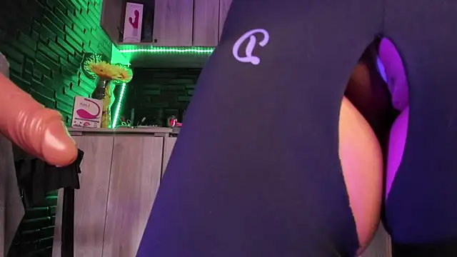 LaureenHills's cam snapshot