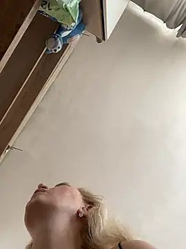 YourBlondee's cam snapshot