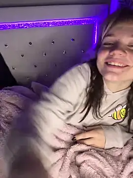 Cutiepiespanks's cam snapshot