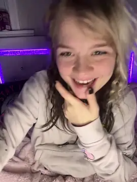 Cutiepiespanks's cam snapshot