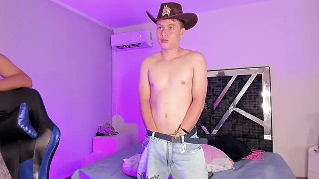 Handsomeboyss19 live sex cam