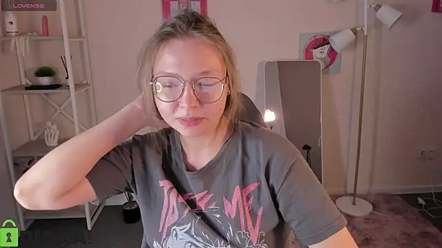 Nuura_Moore's cam snapshot