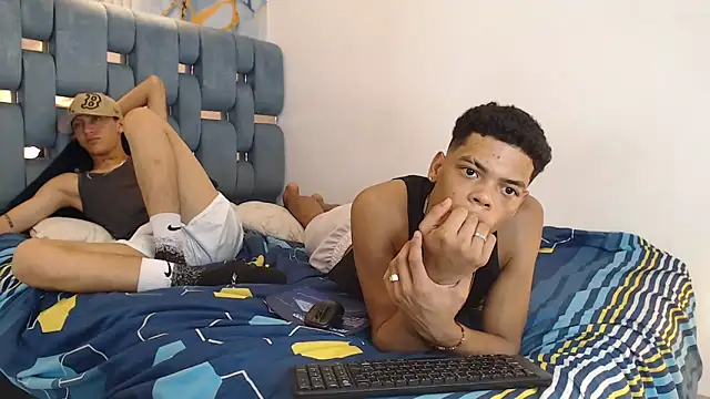 PRETTY_FEM live sex cam