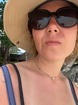 Lea-Martinez live sex cam